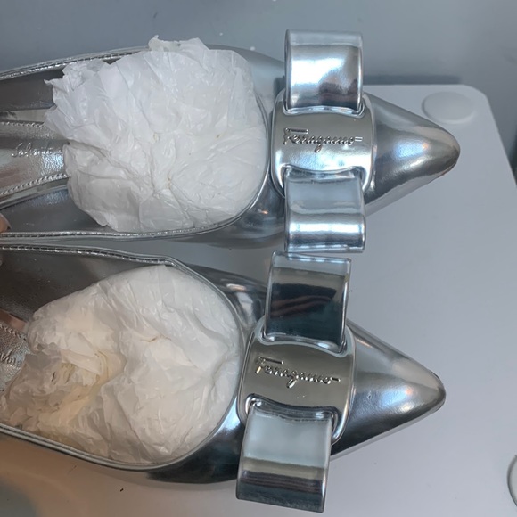 ❌sold❌ Authentic Ferragamo Viva leather silver mirror flats - Picture 9 of 17